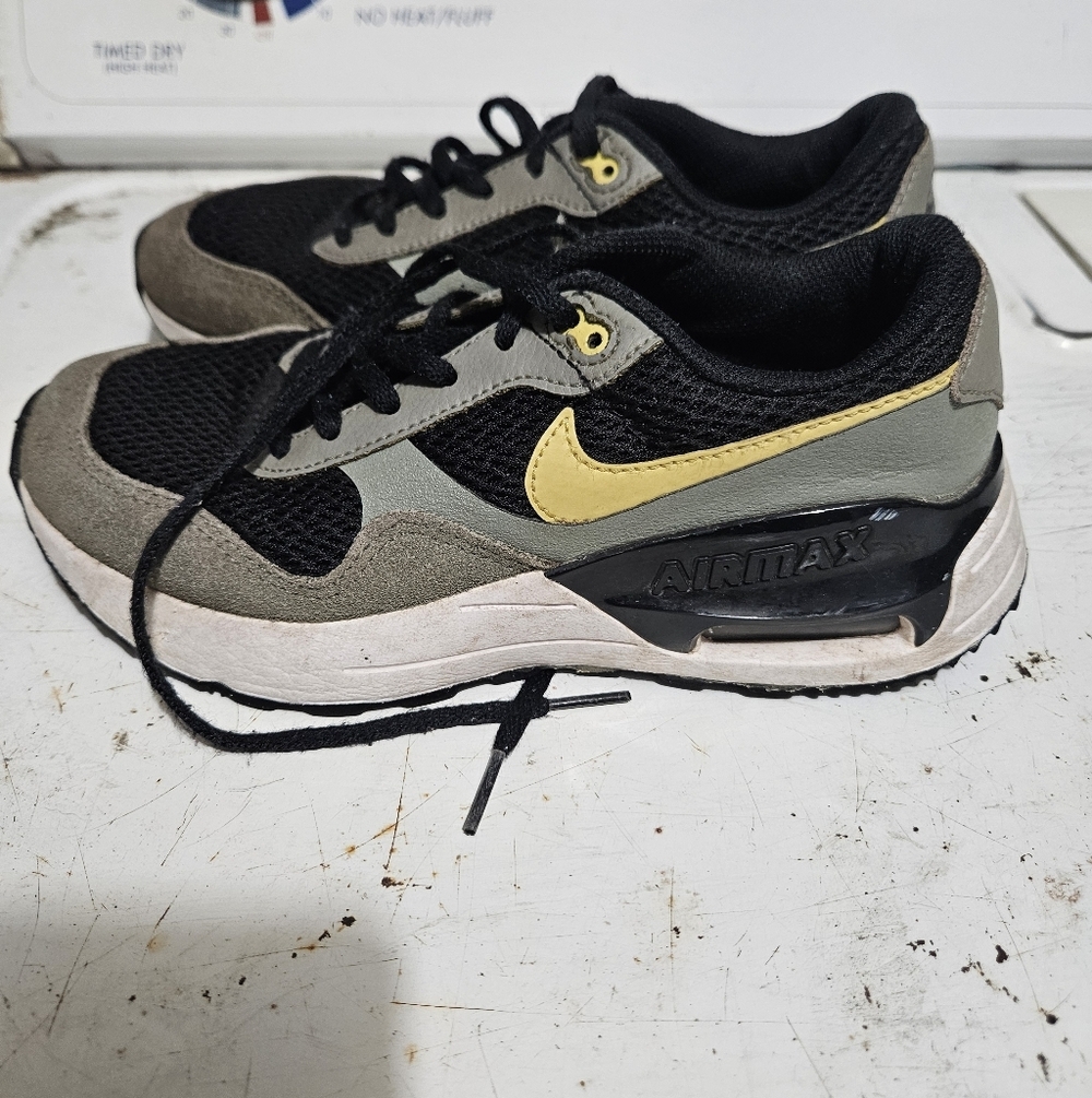 Nike Airmax SYSTM Boys 4Y Black/Dark Stucco/Black/Saturn Gold! - Picture 5 of 8